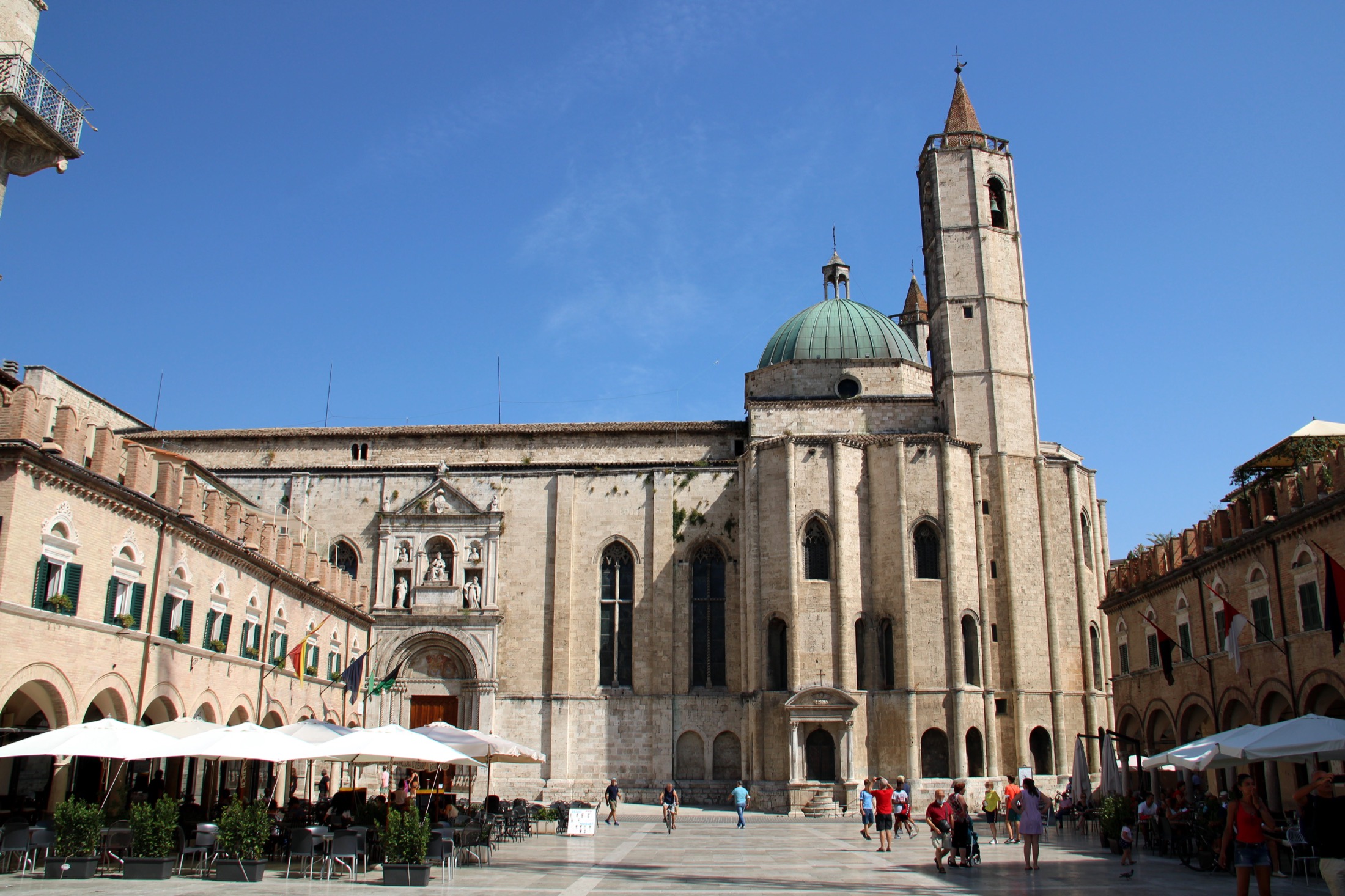 Piazza del Popolo ad Ascoli Piceno, con la chiesa di San Francesco e i portici
